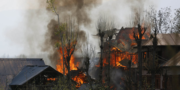 Brennende Häuser und Rauchschwaden