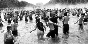Teilnehmer einer Demonstration in Washington kühlen sich am 09.05.1970 im Brunnen vor dem Lincoln-Memorial ab