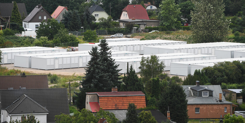 Ein Containerdorf zwischen Föhren und Einfamilienhäusern