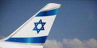 Das Heck eines Passagierflugzeugs, bemalt mit der israelischen Flagge