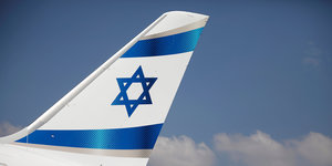 Das Heck eines Passagierflugzeugs, bemalt mit der israelischen Flagge