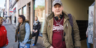 Roland Beinhard vor der Krisenhilfe in Bochum