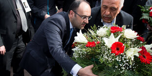 Der Vater von Halit Yozgat, Ismael Yozgat, und der türkische Generalkonsul Burak Kararti legen auf dem Halitplatz in Kassel einen Kranz nieder