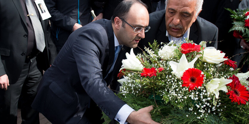 Der Vater von Halit Yozgat, Ismael Yozgat, und der türkische Generalkonsul Burak Kararti legen auf dem Halitplatz in Kassel einen Kranz nieder