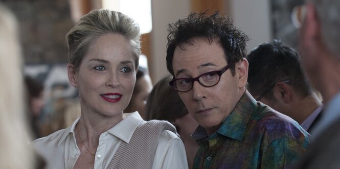 Olivia Lake (Sharon Stone) und JC (Paul Reubens) bei einer Party.