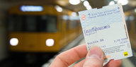 BVG-Ticket vor U-Bahn