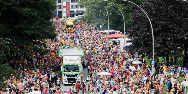 Eine bunt gekleidete Menschenmenge füllt eine Hamburger Straße.