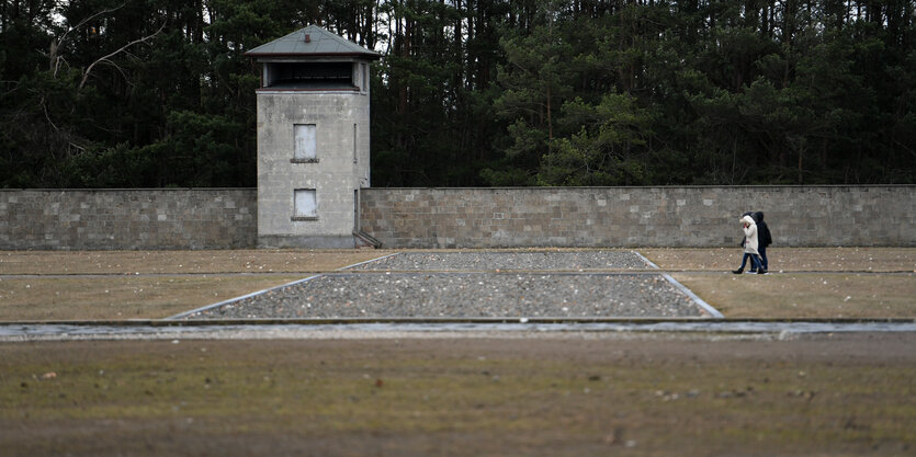 Ein weiter Platz mit Mauer und Wachturm