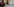Junge sitzt in Übergangswohnheim. Im Hintergrund ein Kühlschrank