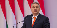 Ein Mann, Viktor Orbán, am Mikro