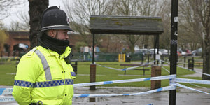 Polizist steht an Absperrung in Salisbury