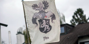 Eine Fahne mit altertümlichen Wappen und der Aufschrift "Plan".