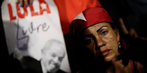 Eine Frau hält ein Plakat hoch, Lula libre steht darauf