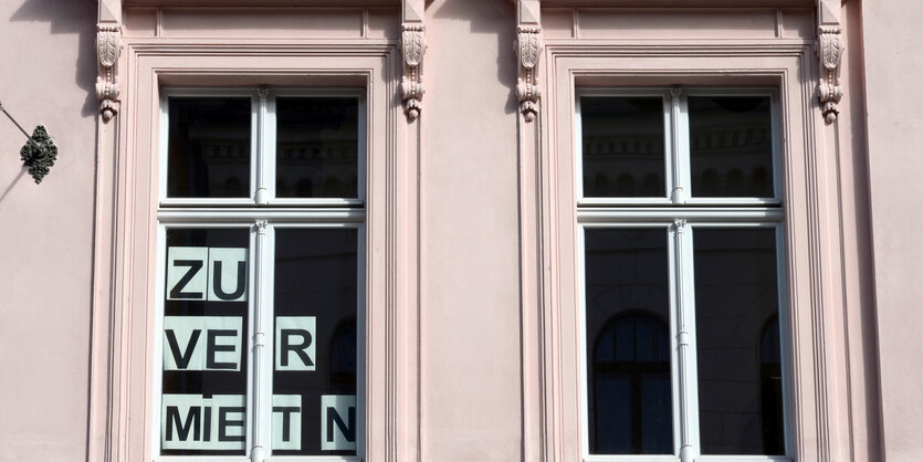 Schild zu Vermieten in Fenster