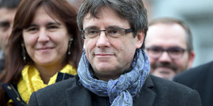 Carles Puigdemont mit Schal in einer Menschengruppe