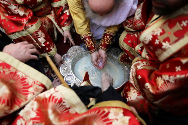 Bei einer Osterzeremonie werden Füße gewaschen