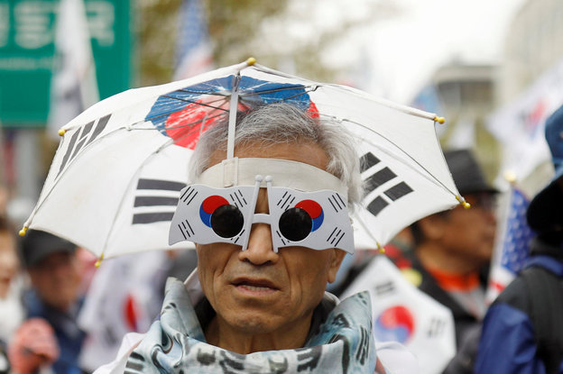 Ein Unterstützer der ehemaligen südkoreanischen Präsidentin Park in voller Fanmontur