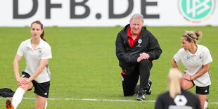 Horst Hrubesch bei Erwärmung der Frauen Nationalmannschaft