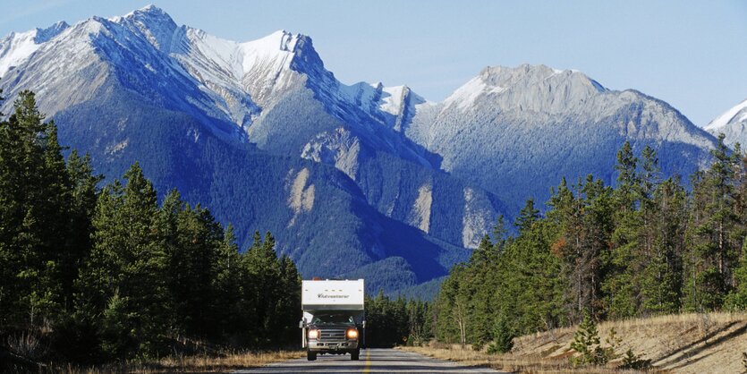 Ein Wohnmobil fährt durch eine Berglandschaft