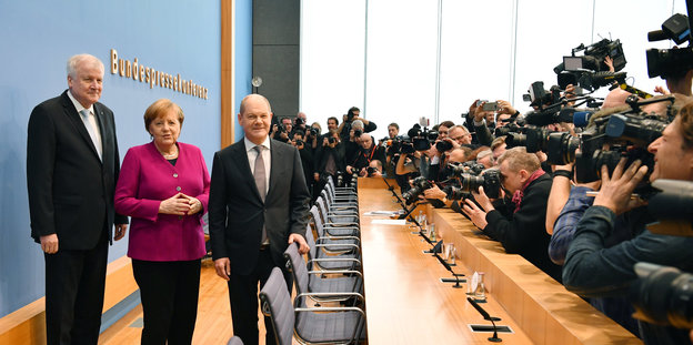 Seehofer, Merkel, Scholz und viele Journalisten