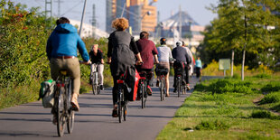 Viele Radfahrer auf einem Radweg