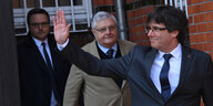 Carles Puigdemont beim Verlassen der Justizvollzugsanstalt Neumünster am Freitag