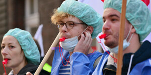 PflegerInnen demonstrieren mit Trillerpfeifen
