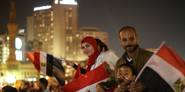 Menschen schwenken die ägyptische Flagge