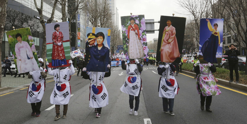 Unterstützer der ehemaligen Präsidenten Park bei einer Solidaritätskundgebung am Freitag in Seoul