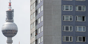 Plattenbau neben Berliner Fernsehturm