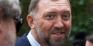 Ein Mann mit Bart. Es ist Oleg Deripaska