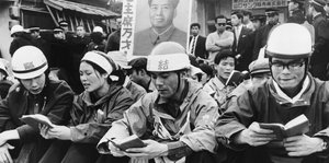 Japanische Studierende lesen aus der „Mao-Bibel“