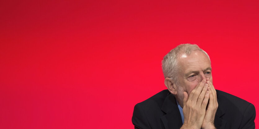 Jeremy Corbyn hält die Hände vor den Mund