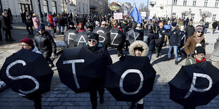 Demonstrantinnen in auf der Straße