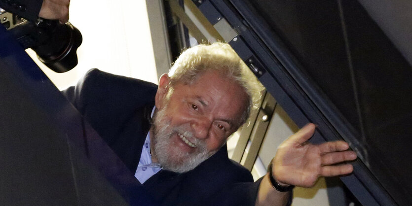 Ein Mann, Luiz Inacio Lula da Silva, winkt