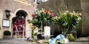 Blumen und Kerzen am Tatort in Münster