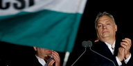 Viktor Orban neben Flagge