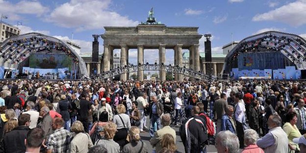 Menschen beim Bürgerfest vor dem Brandenburger Tor