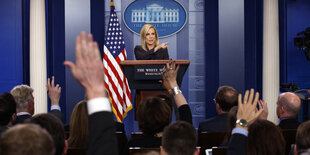 Die Ministerin für Innere Sicherheit Kirstjen Nielsen im Kreise von Journalisten