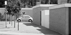 Ein VW Käfer in einer Neubausiedlung
