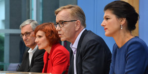 Vier Personen im Seitenprofil von links hinten nach rechts vorne:: Parteichefs Riexinger und Kipping, Fraktionschefs Bartsch und Wagenknecht