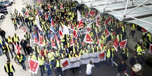 Streikende vor dem Flughafen in Frankfurt am Main