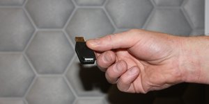 Ein Keylogger-Stick in einer Hand