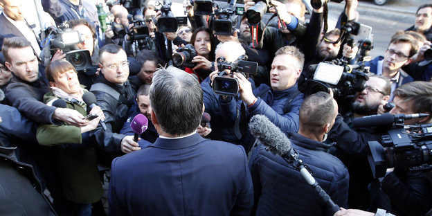 Journalisten umringen den ungarischen Ministerpräsidenten Viktor Orbán