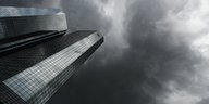 Dunkle Wolken am Himmel über den Türmen der Deutschen Bank, fotografiert von schräg unten, so dass es bedrohlich aussieht
