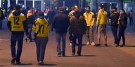 Dortmundfans verlassen am Abend das Stadion