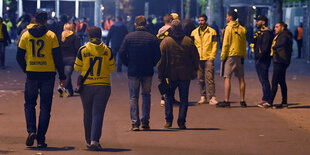 Dortmundfans verlassen am Abend das Stadion