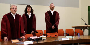 Drei Bundesanwälte im Gerichtssaal