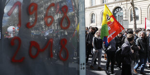 Menschen mit Fahnen neben Schriftzug "1968 2018"