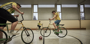 Radballspieler auf ihren Fahrrädern